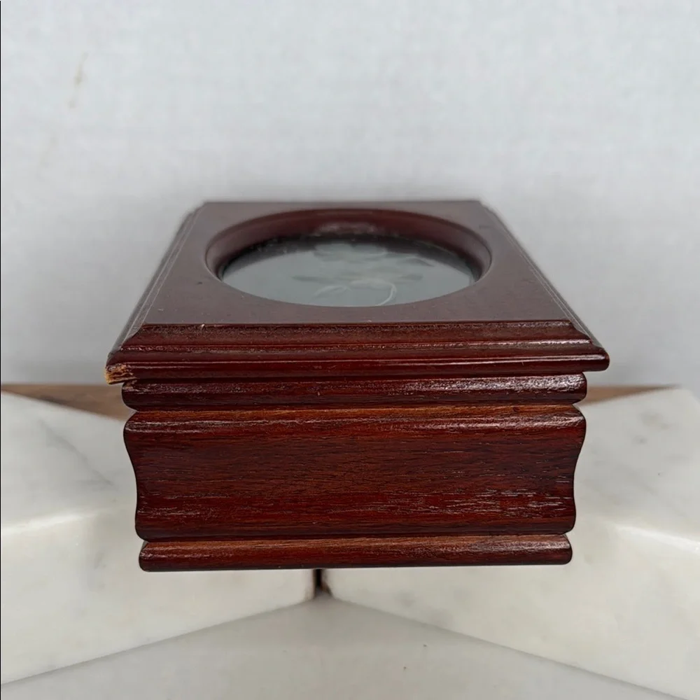 Vintage Estate Small Wooden Jewelry Box With Etched Flower Design On Oval Glass